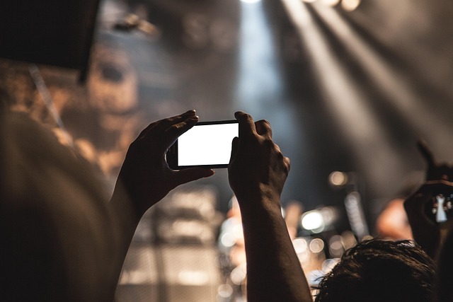 콘텐츠 아이디어를 팀과 브레인스토밍하는 모습
