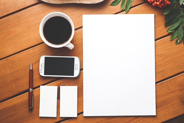 채널 아트 예시가 보이는 모니터 화면